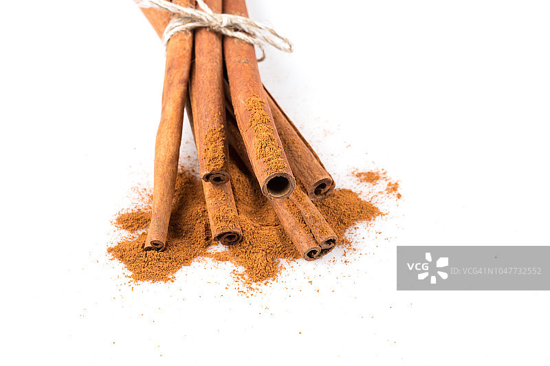 白色背景上的肉桂粉图片素材