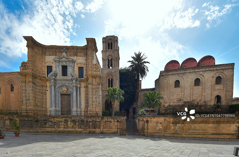 贝里尼广场：左侧为“拉马托拉纳”教堂，右侧为“圣卡塔尔多”教堂，均位于意大利西西里岛巴勒莫，具有典型的拜占庭式圆顶图片素材