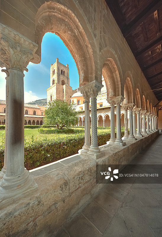 从西西里岛蒙雷阿莱中世纪拱门看到的蒙雷阿莱大教堂钟楼图片素材