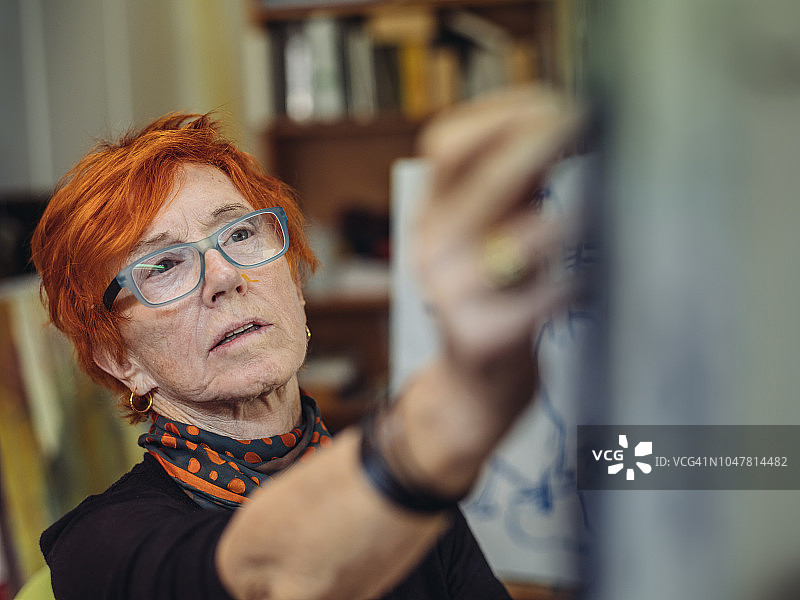 工作中的资深女性艺术家图片素材