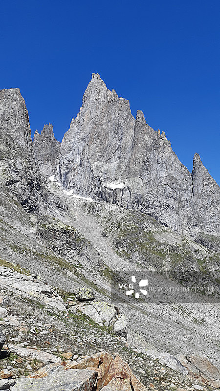 艾吉耶·努瓦尔·德·佩特雷的锯齿状山峰图片素材