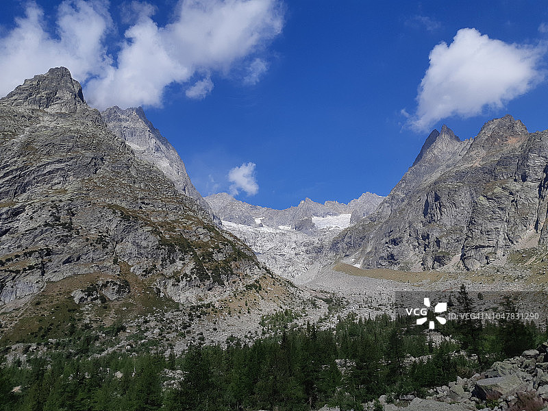 特里奥莱山谷的野外风光图片素材