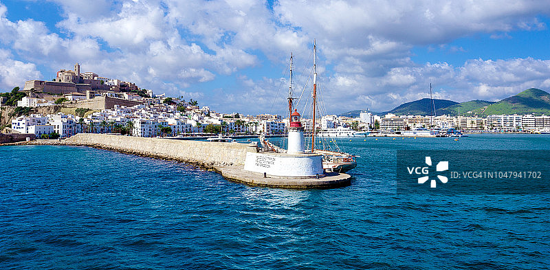 西班牙巴利阿里群岛伊维萨岛海滨码头灯塔图片素材