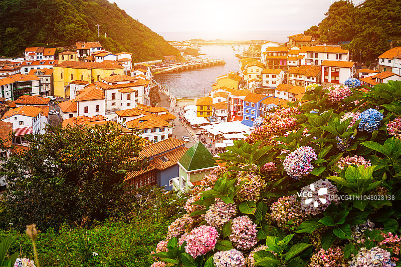 西班牙阿斯图里亚斯库迪列罗日落时分如画的渔村图片素材