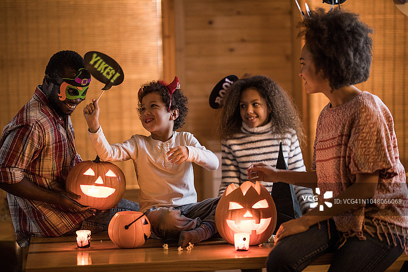 快乐的非洲裔家庭在家里玩万圣节图片素材