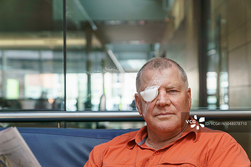 眼睛受伤后接受手术的眼睛缠着绷带的男人，导致部分视网膜脱落图片素材