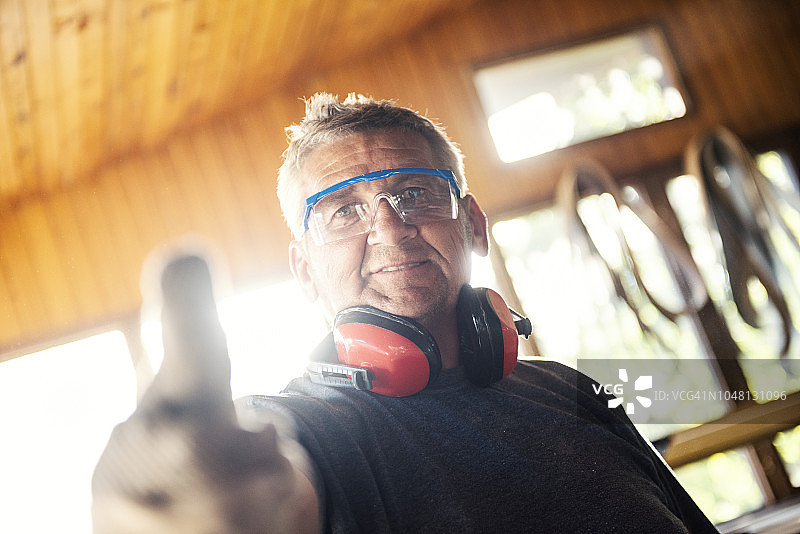 年长的木匠图片素材