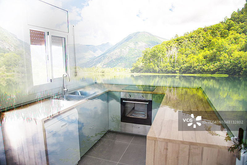 自然景观与新房厨房内的湖泊融合图片素材