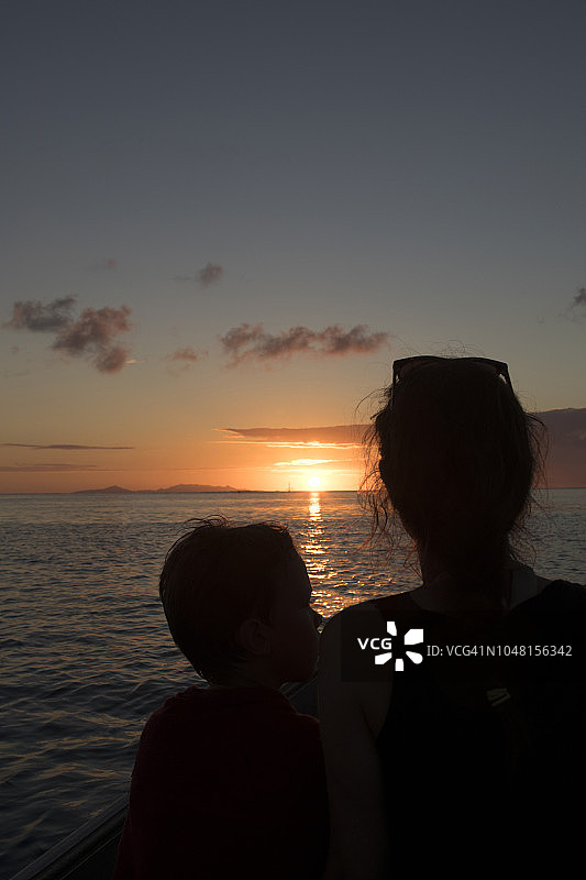 一位母亲和她的儿子在欣赏日落图片素材