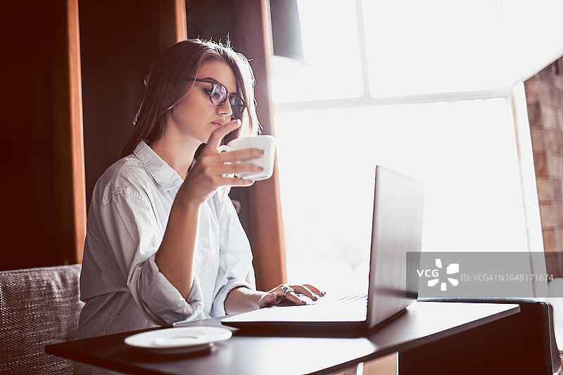 可爱的女学生在考试前喝咖啡图片素材