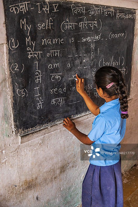 教室里的印度女学生图片素材