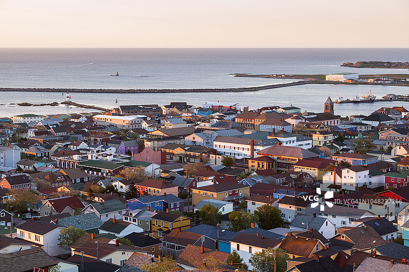 日出时分的圣皮埃尔全景图片素材