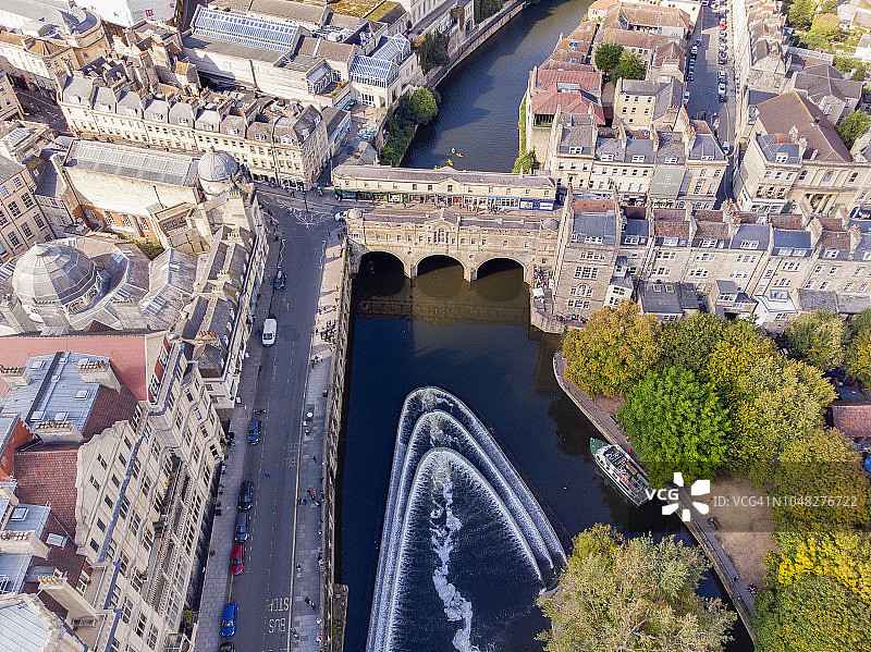 航拍古桥上的商店图片素材