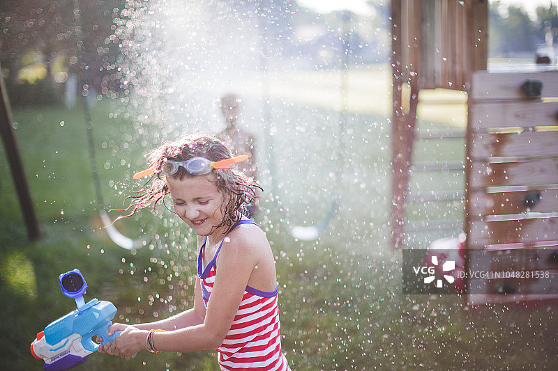 女孩享受夏天乐趣图片素材
