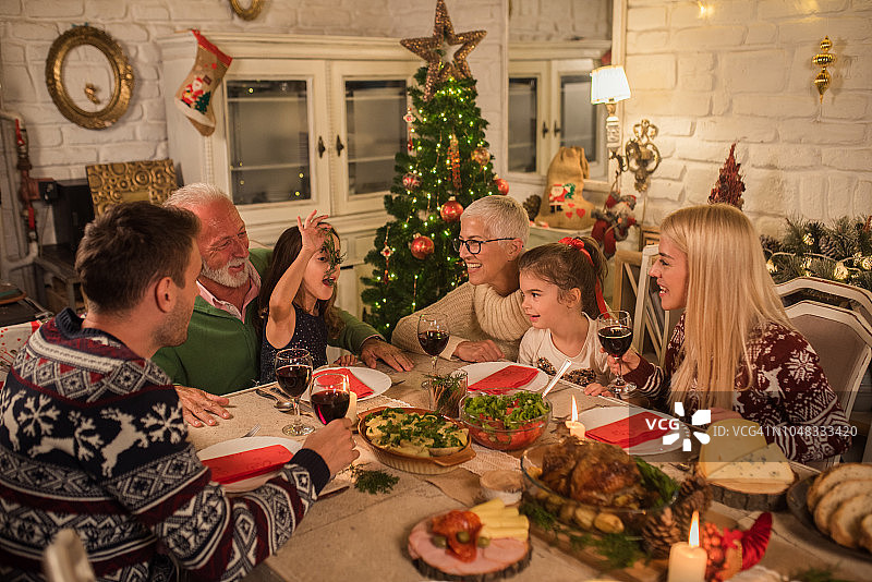 幸福家庭的圣诞晚餐图片素材