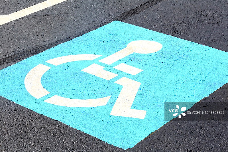 道路上的残疾人标志特写图片素材