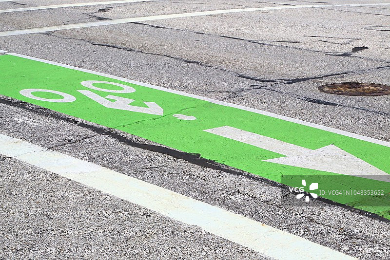 城市街道上的自行车道彩绘图片素材