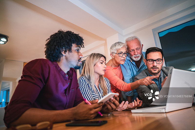 家庭会议：财务顾问图片素材