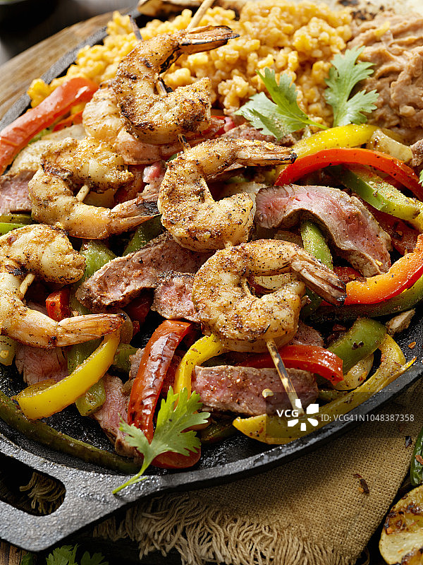 烤牛排鲜虾法士达拼盘图片素材