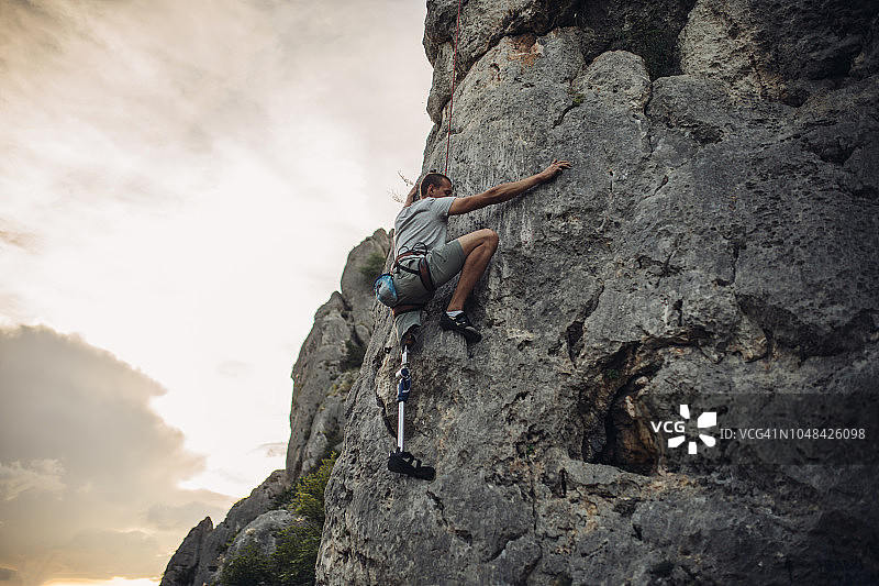 自由攀岩的残疾青年男子图片素材