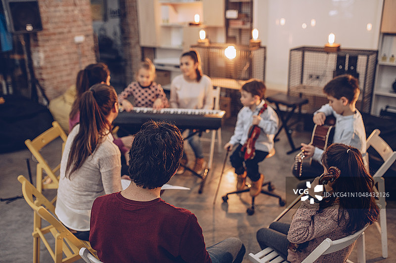 音乐学校里的一群孩子图片素材