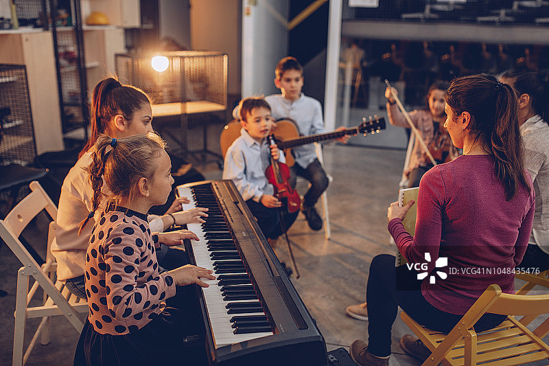 在青年管弦乐队演奏音乐图片素材