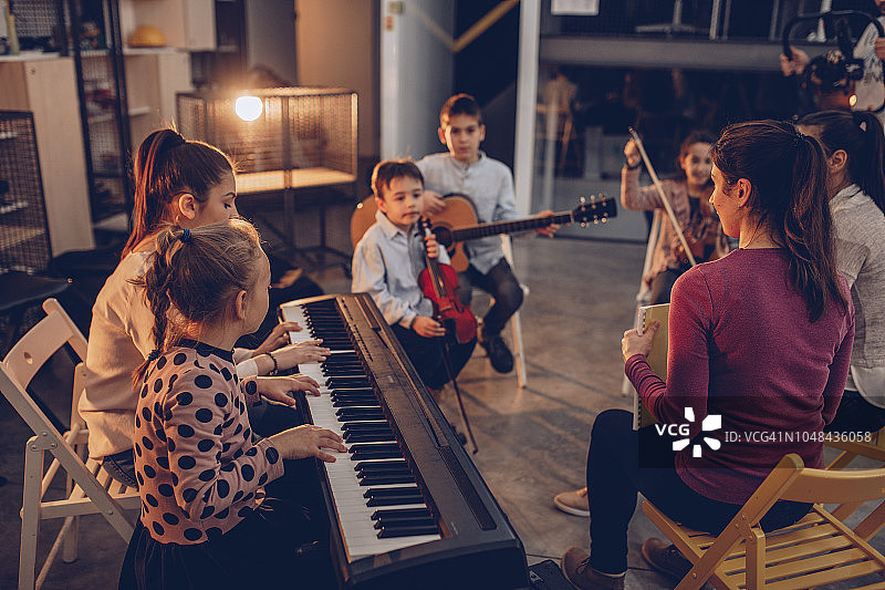 青年管弦乐队图片素材