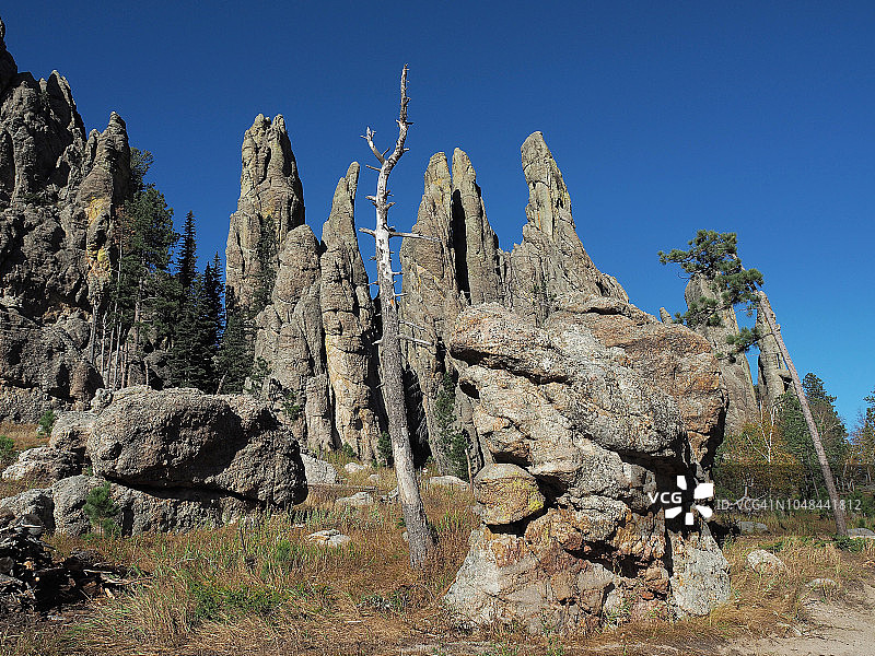 大教堂尖顶小径上的顶峰岩层图片素材