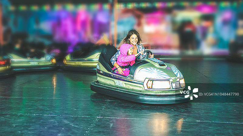 在游乐园里玩得开心图片素材