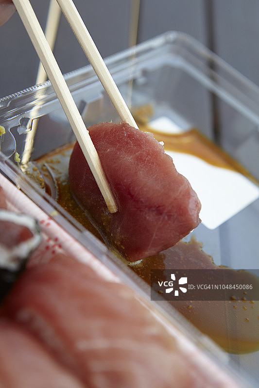 金枪鱼寿司：握寿司和寿司卷图片素材