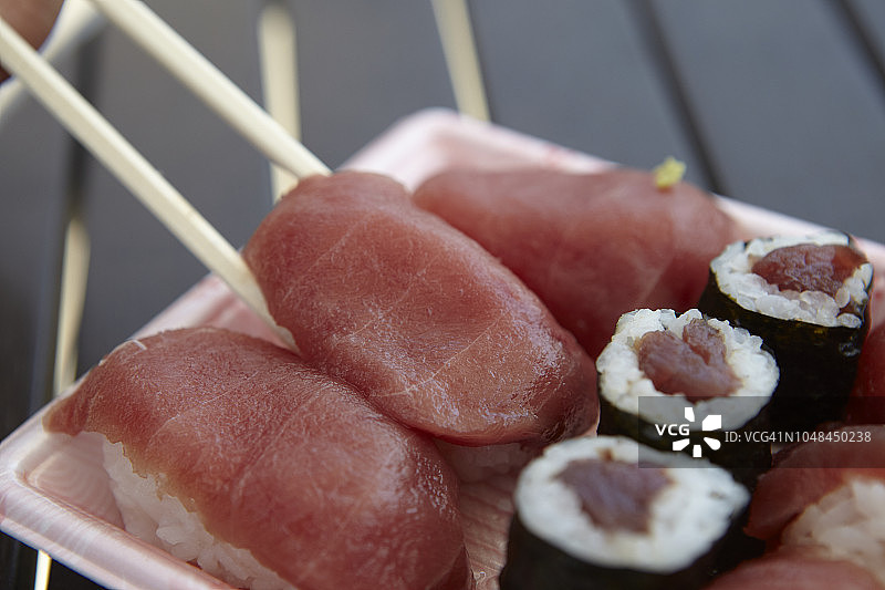 金枪鱼寿司：握寿司和寿司卷图片素材