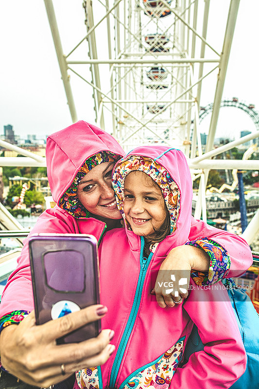 在游乐园里玩得开心图片素材