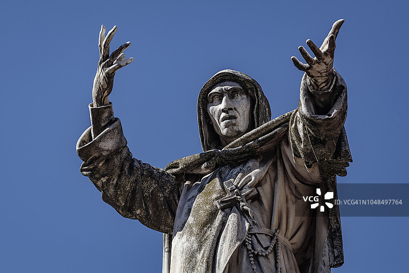 费拉拉的吉罗拉莫·萨沃纳罗拉雕像，富有表现力的手势图片素材