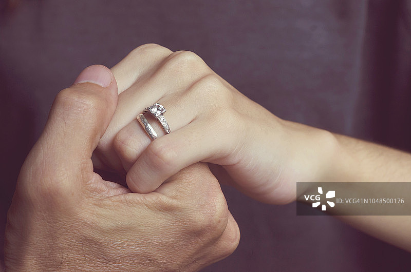 手持订婚戒指图片素材