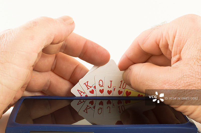 越来越多的人使用智能手机玩扑克图片素材
