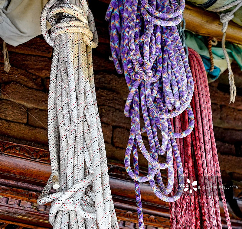 挂在砖墙上的攀岩绳图片素材