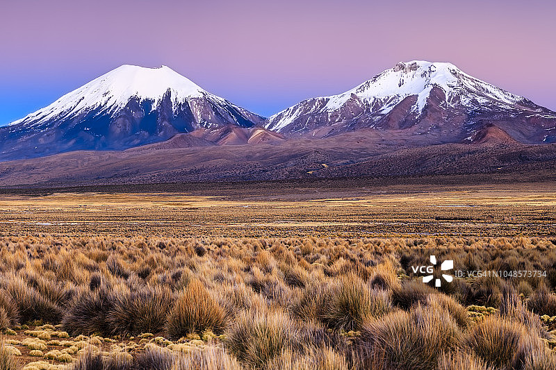玻利维亚萨哈马国家公园帕里纳科塔火山的日出图片素材