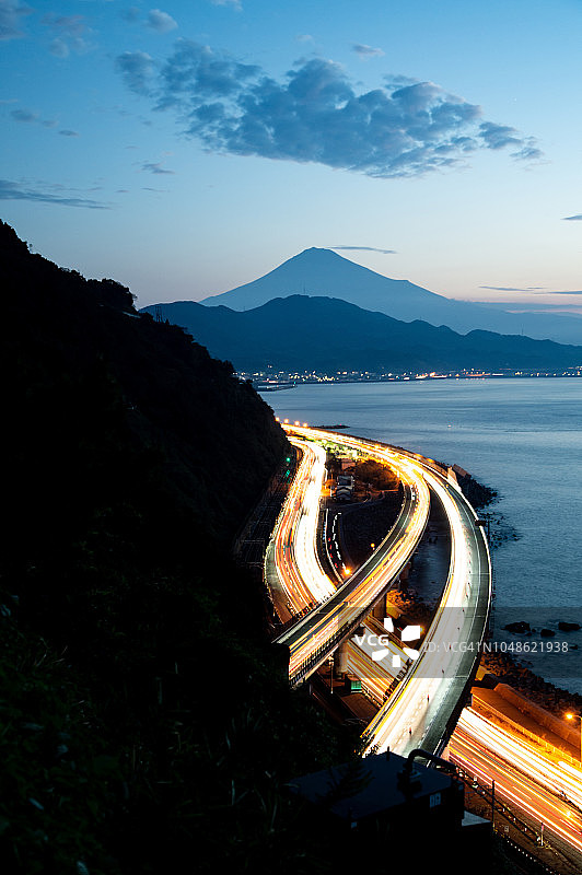 日本静冈县早晨的交通灯和富士山长曝光图片素材