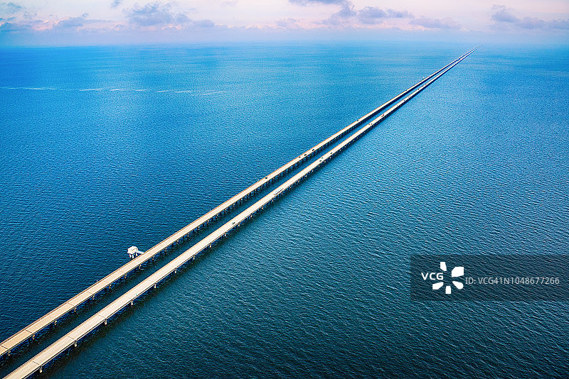 庞恰特雷恩湖堤道航拍图片素材