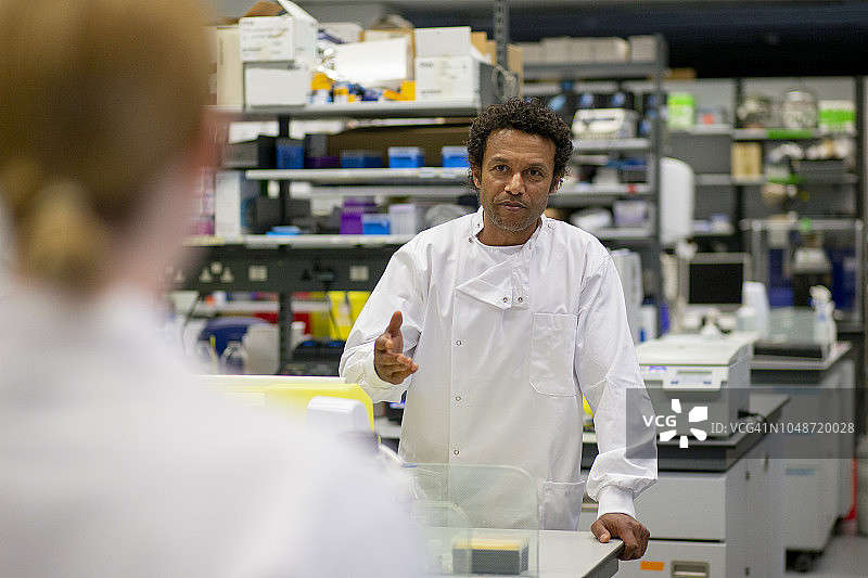 在实验室工作的生物化学家图片素材