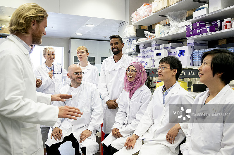 科学家在实验室开会图片素材