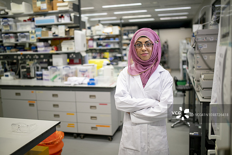 实验室内生物学专家肖像图片素材