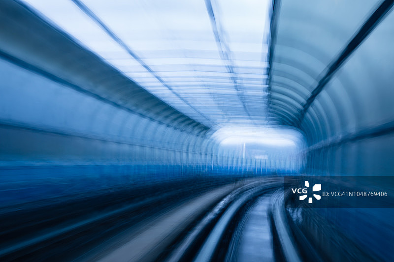 台北捷运文湖线高架轨道上的列车，背景为办公大楼图片素材