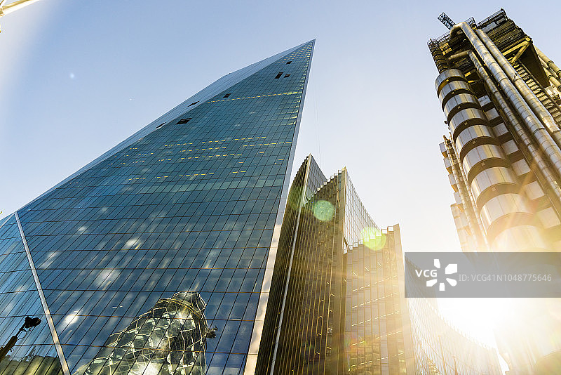 伦敦金融区：碎片大厦和劳埃德大厦俯瞰莱姆街图片素材
