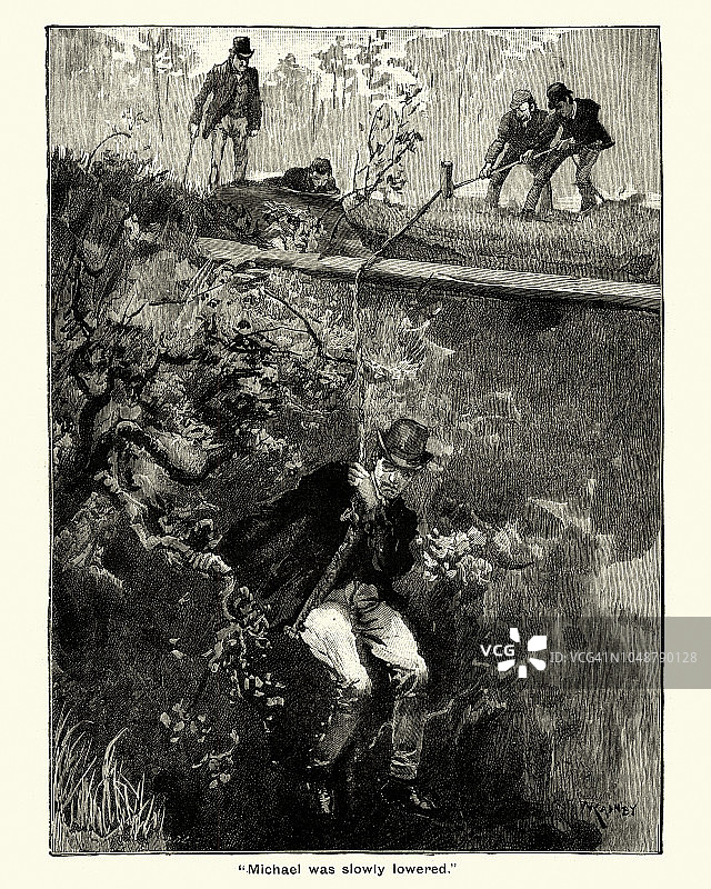 男子用绳索下降到冰隙中图片素材