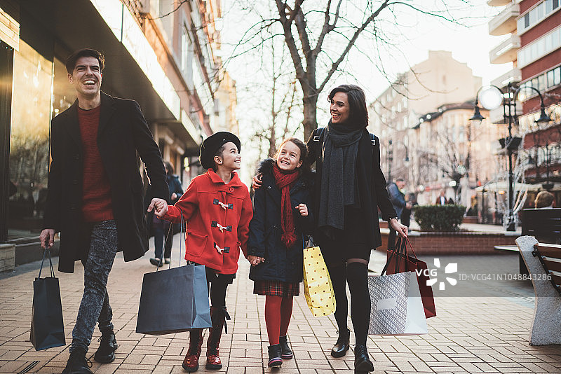 圣诞节户外购物的一家四口图片素材