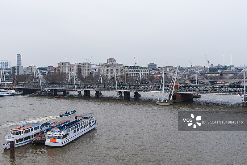 2018年伦敦天际线：亨格福德桥、金禧桥和泰晤士河（英国伦敦）图片素材
