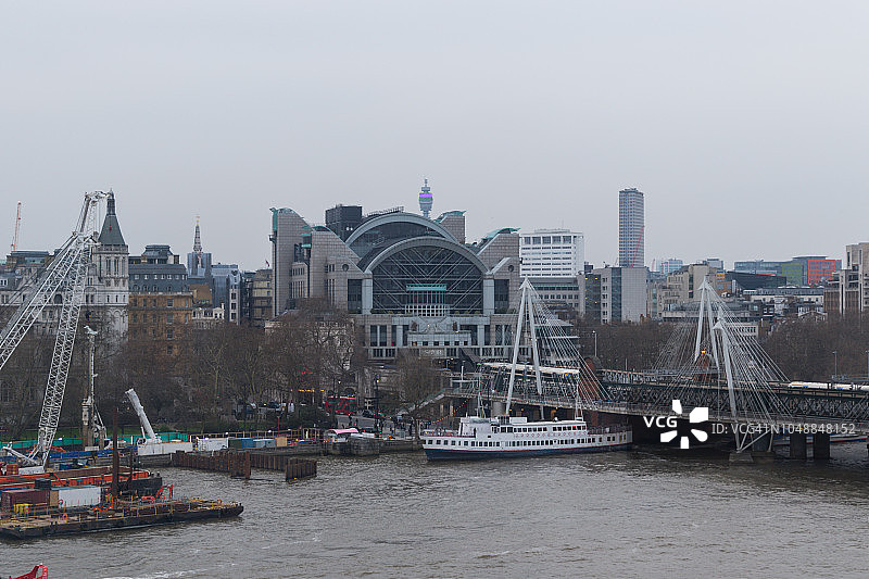 2018年查令十字火车站和伦敦天际线图片素材