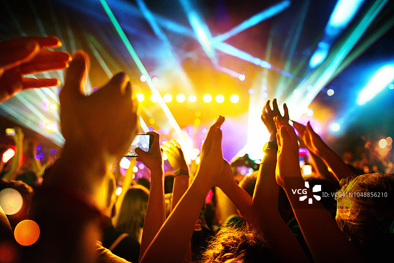 在演唱会上欢呼的人群图片素材