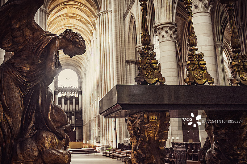 法国诺曼底鲁昂圣母升天主教座堂哥特式祭坛旁的天使雕像图片素材